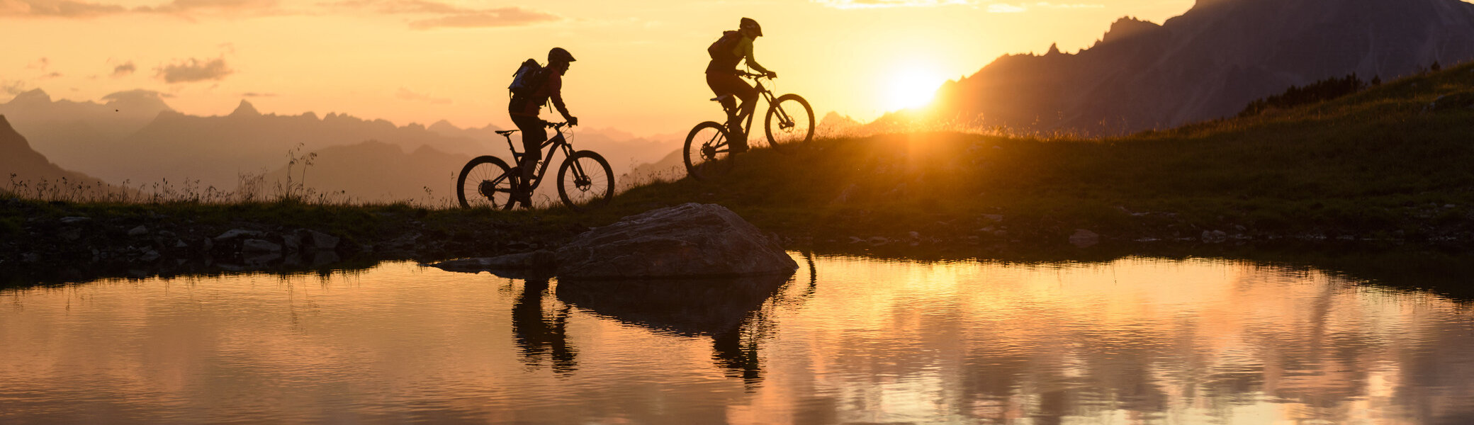 Zwei Mountainbiker im Sonnenuntergang | © DAV/Wolfgang Ehn